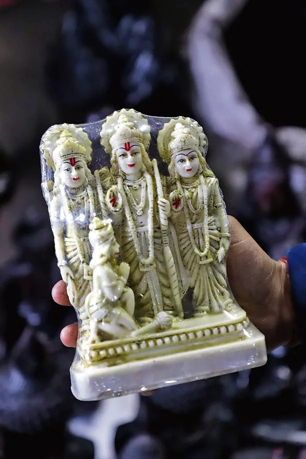 उपहार खरीदने वालों के बीच राम दरबार की मूर्तियाँ पसंदीदा हैं।  कीमत: जनपथ में ₹300। (फोटो: शांतनु भट्टाचार्य/एचटी)