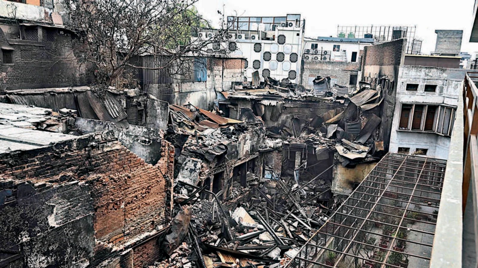 15 days after blaze, locals battle smoke in Chandni Chowk hub Mediainsights.in